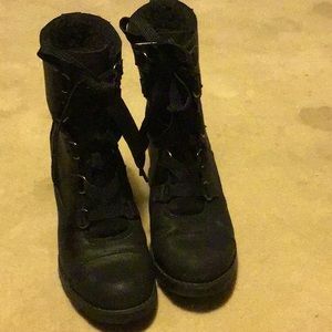 Used,good condition Target dupe for sorel boots, faux fur lined, lace up, zip on